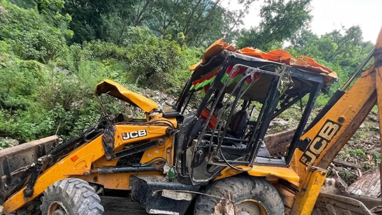 सुर्खेतमा सडक सफा गर्दै गरेको जेसीबी ३ सय मिटर तल खस्यो, चालकको मृत्यु