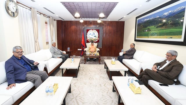 विद्यमान व्यवस्था र संविधानको रक्षाका लागि उपयुक्त वातावरण बनाउने विषयमा तीन शीर्ष नेताको परामर्श